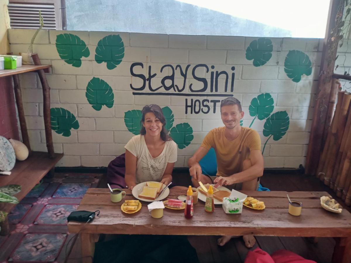 Owl Hostel カリムンジャワ エクステリア 写真